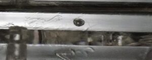 射出成型品に発生した、同心円状の細かい波状模様(フローマーク)の不良事例画像
